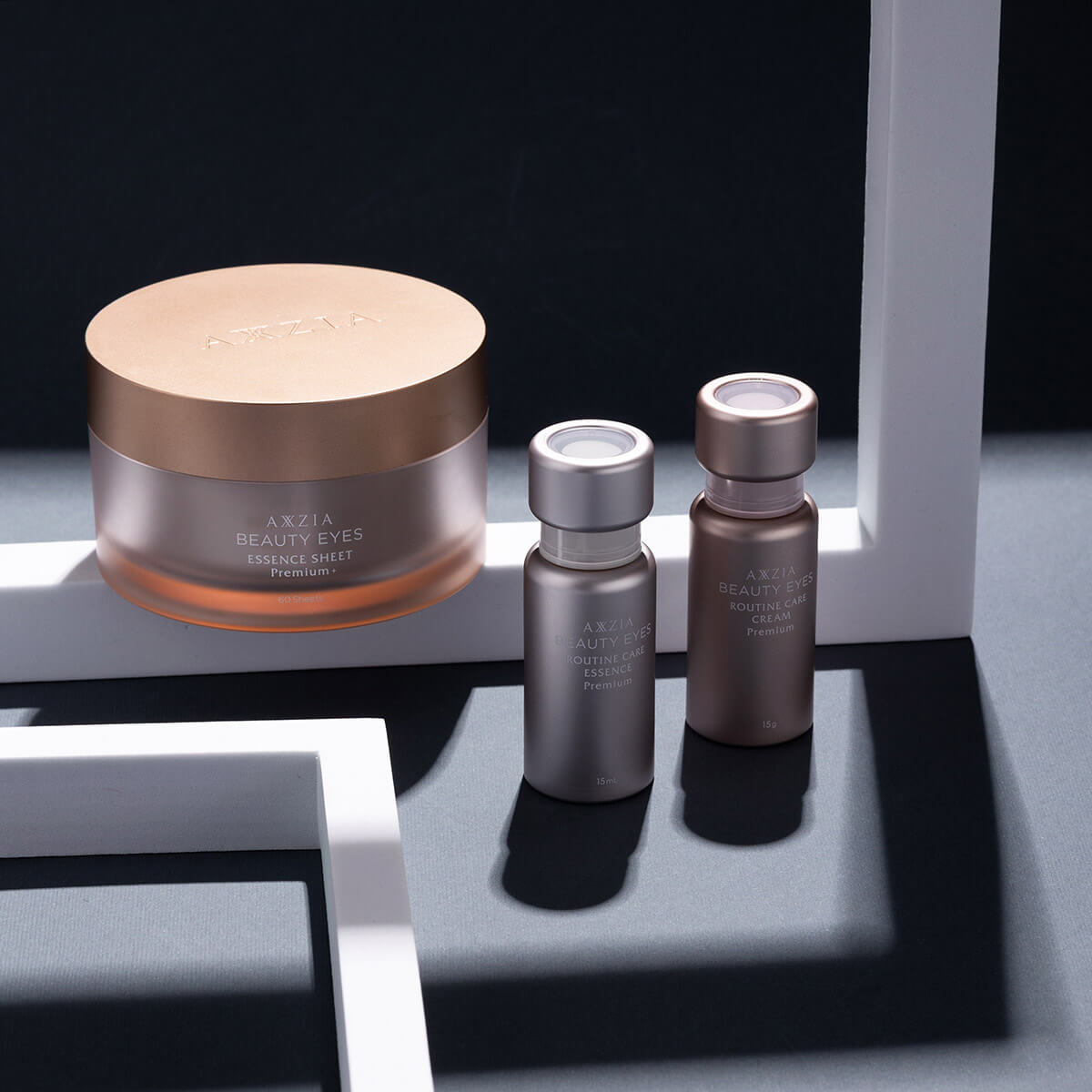 Круговые патчи, сыворотка и крем под глаза из линейки AXXZIA Beauty Eyes в абстрактных геометричпеских фигурах.